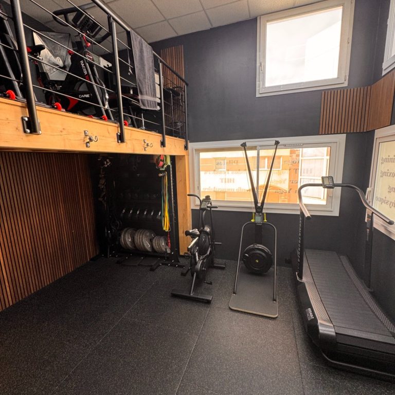 sport Salle de fitness avec équipements variés et espace surélevé.